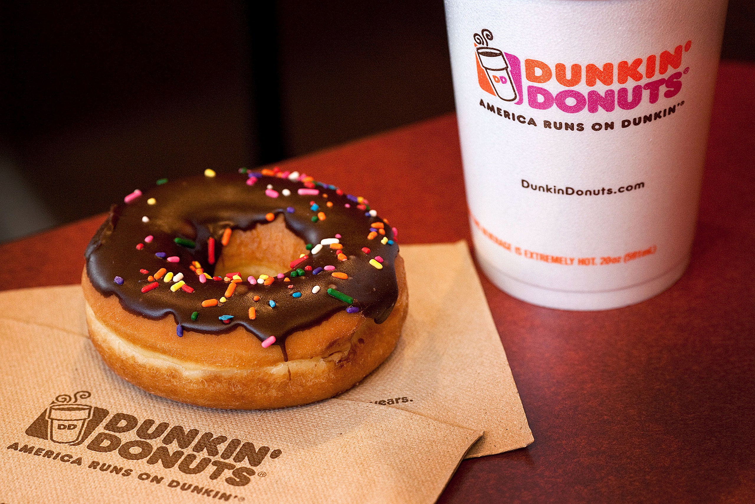 Dunkin donuts. Данкин Донатс Брендинг. Dunkin Donuts Сокольники. Dunkin Donuts чизкейк.